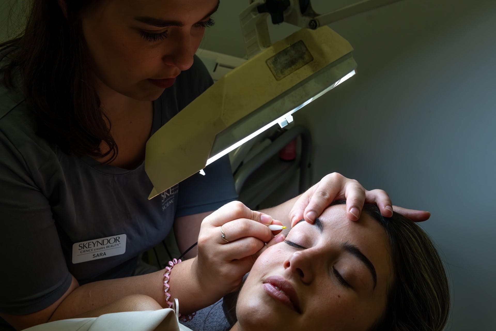 Tratamiento de pestañas y cejas en Tui